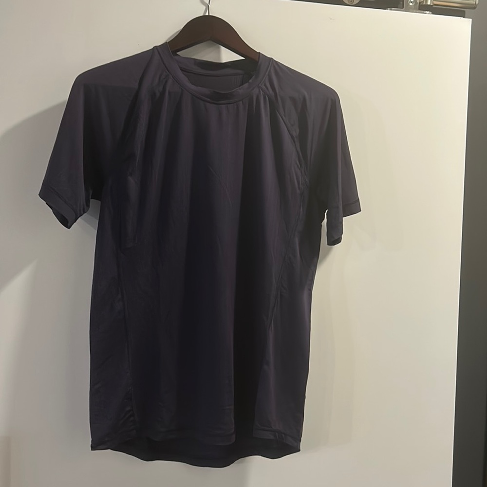 Men’s royal blue shirt sleeve Lululemon tee